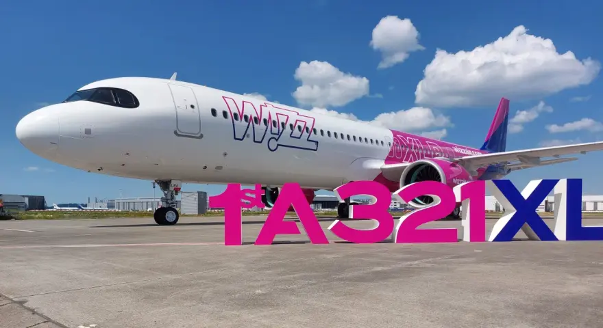 Samolot Wizz Air A321XL na płycie lotniska z napisem "1st A321XL".