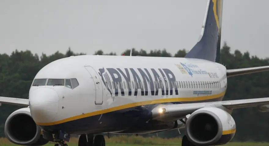 Samolot Ryanair na płycie lotniska.