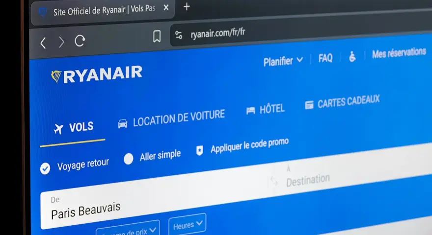 Strona internetowa Ryanair z formularzem wyszukiwania lotów, widoczne pole "De Paris Beauvais".