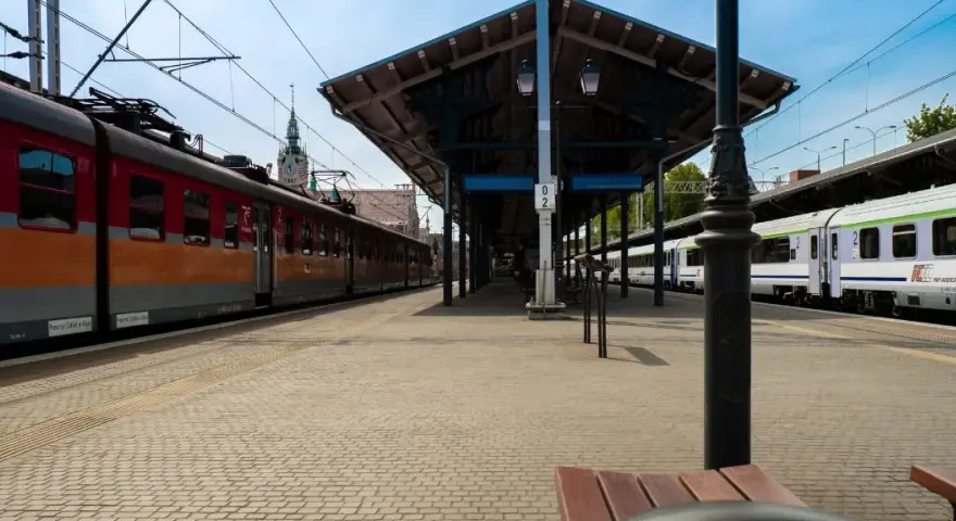 Jak dojechać z lotniska Balice do dworca - szybkie i tanie opcje