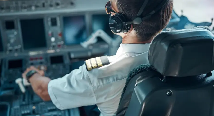 Ile zarabia pilot Wizz Air? Zaskakujące fakty o wynagrodzeniach