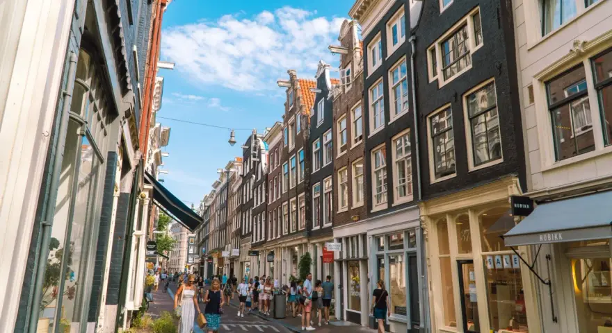 Jak dojechać z lotniska Eindhoven do Amsterdamu? Sprawdź najlepsze opcje
