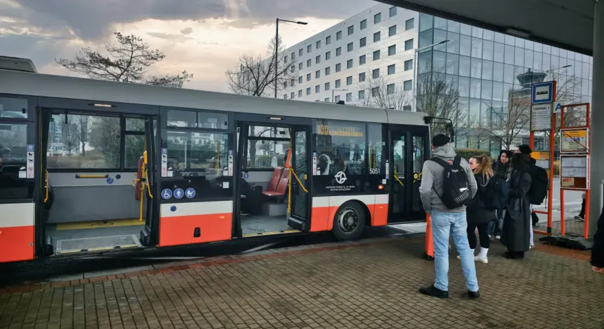 Jak dojechać na lotnisko w Pradze - tanie i wygodne opcje transportu