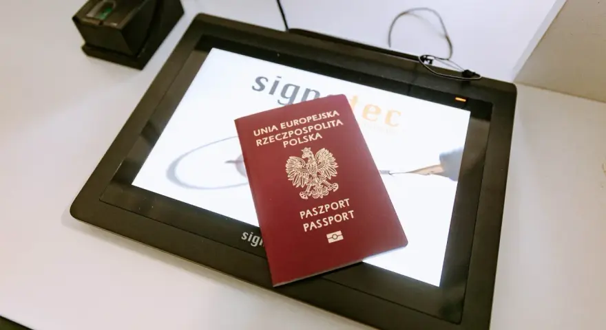 Polski paszport na ekranie dotykowym z czytnikiem linii papilarnych.