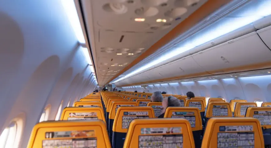 Ile jest miejsc w samolocie Ryanair? Zaskakujące fakty o pojemności
