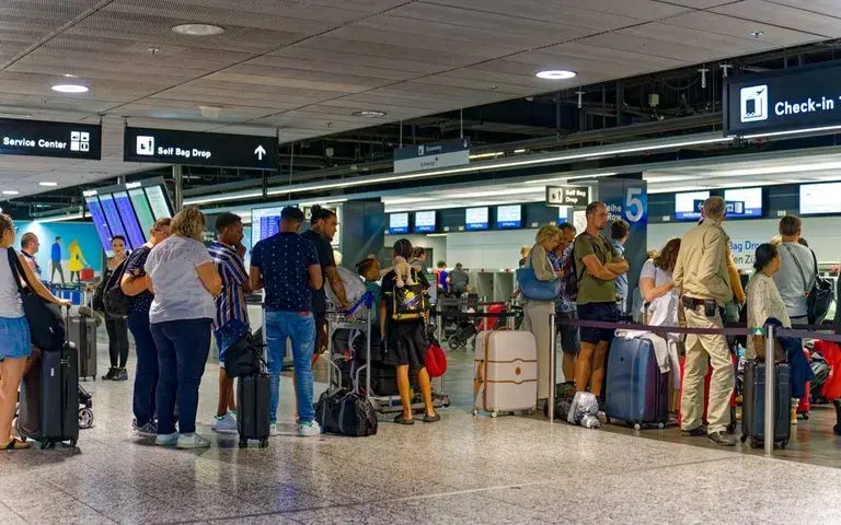 Ile przed odlotem na lotnisku Wrocław? Sprawdź, by uniknąć stresu
