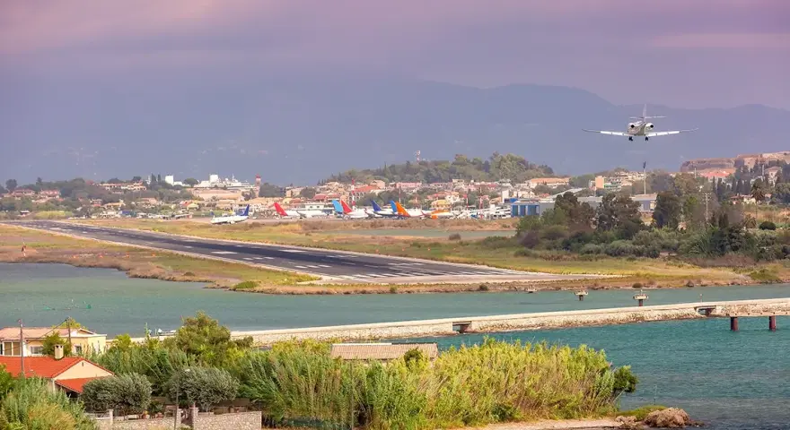 Jak dojechać z lotniska Korfu do Kavos? Sprawdź najlepsze opcje transportu
