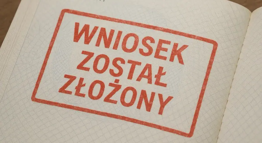 Co oznaczają pieczątki w paszporcie i jak wpływają na legalność pobytu
