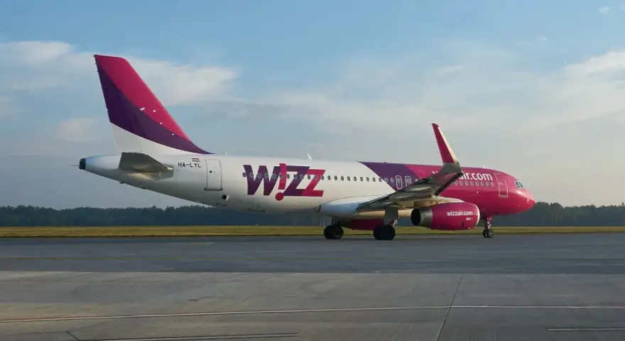Samolot Wizz Air na płycie lotniska.