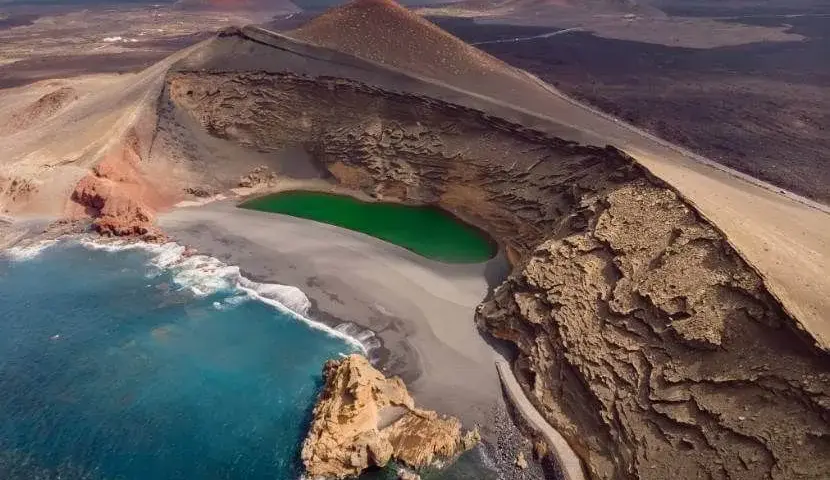Ile trwa lot na Lanzarote z Warszawy? Sprawdź czas podróży!