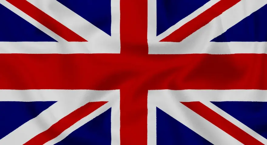 Flaga Wielkiej Brytanii, Union Jack, z widocznymi fałdami materiału.