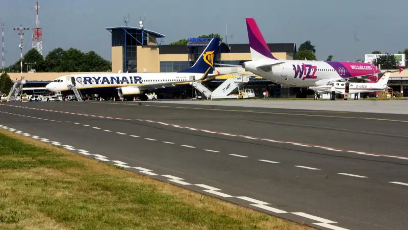 Dwa samoloty, Ryanair i Wizz Air, stojące na płycie lotniska.